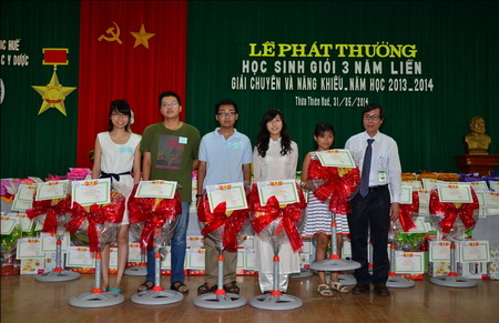 Công đoàn Trường Đại học y dược Huế tổ chức lễ phát thưởng học sinh giỏi cho con cán bộ công chức nhân ngày quốc tế thiếu nhi